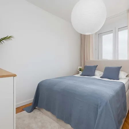 Modern With Air Conditioning In Downtown By Renters *