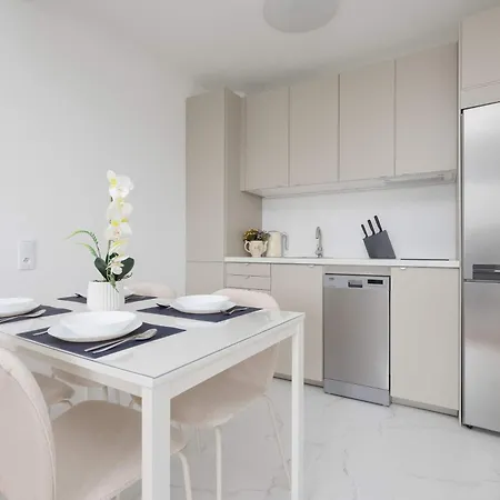 Modern With Air Conditioning In Downtown By Renters Appartement *