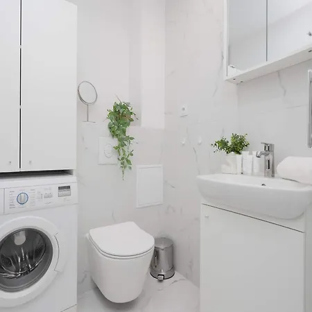 Modern With Air Conditioning In Downtown By Renters